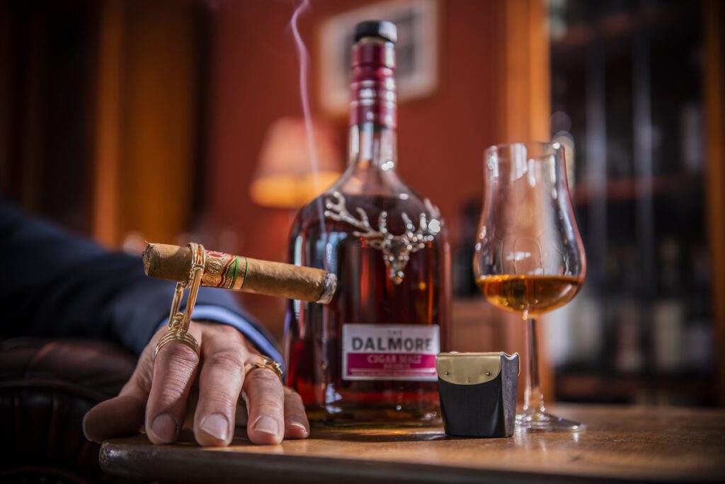 Mehr geht nicht: Eine edle Zigarre, unser Zigarrenring und eine Flasche Dalmore Cigar Malt Whisky.