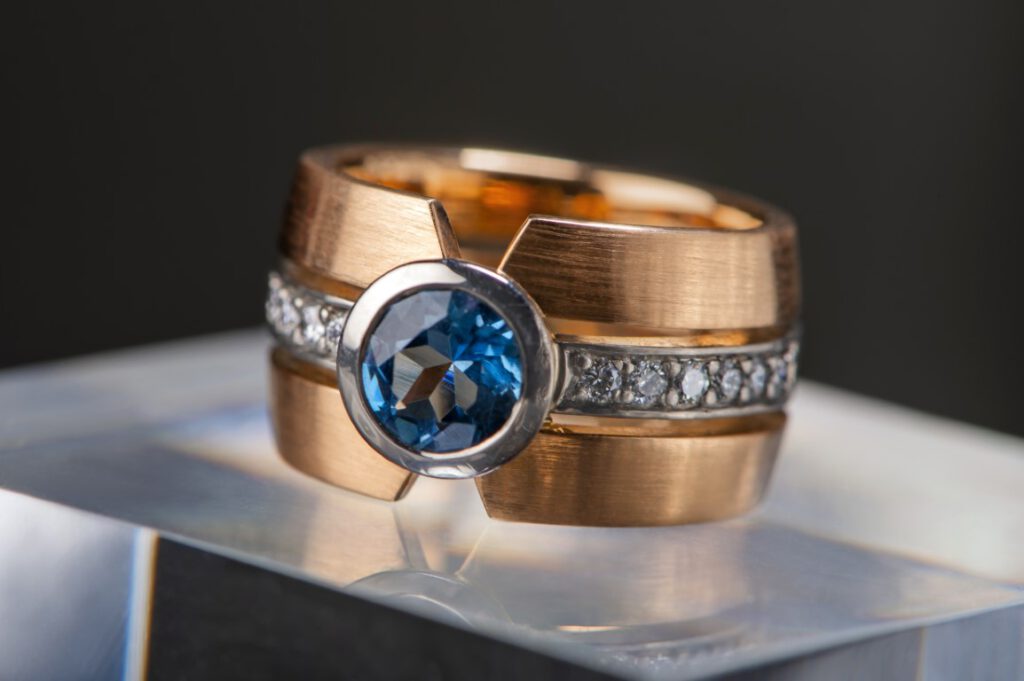 Eleganter Ring aus Weiß- und Rotgold